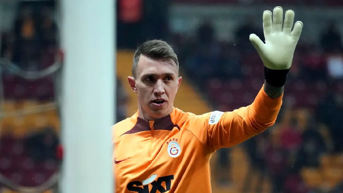 Galatasaray'dan transfer bombası! Muslera gidiyor o geliyor: Hem kaleye hem de forvete çifte transfer