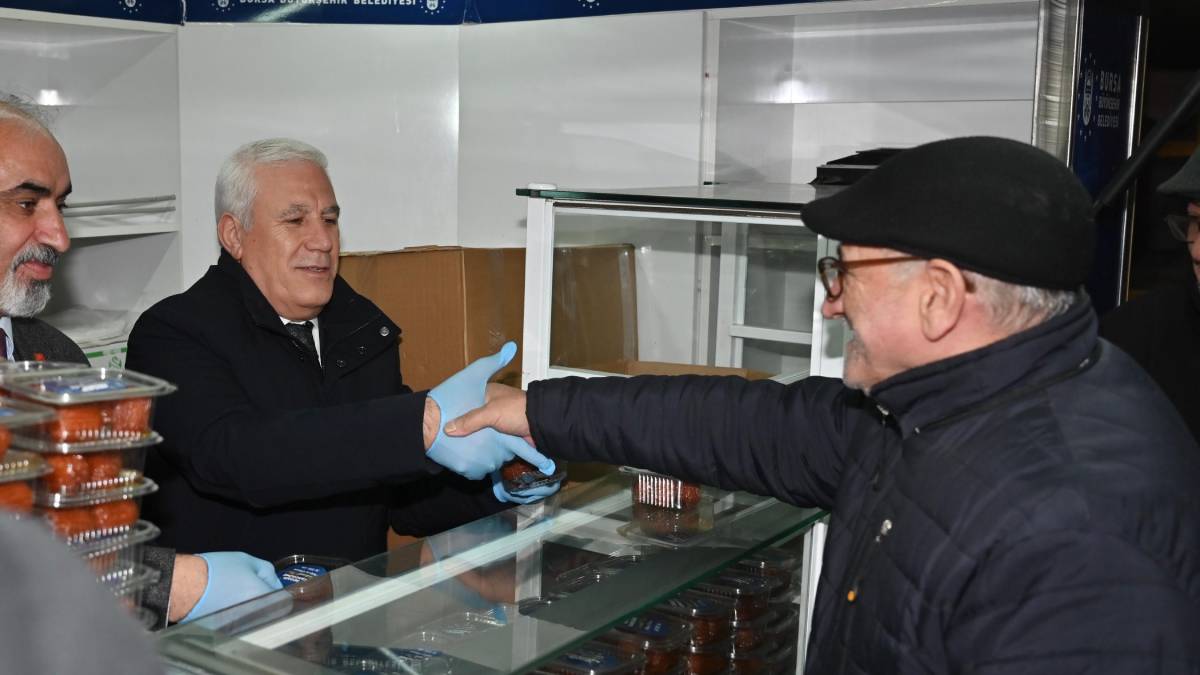 Başkan Bozbey’den Regaib Kandilinde tatlı ve lokma ikramı