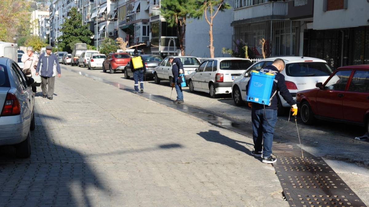 Karşıyaka’da ilaçlama mesaisi devam ediyor