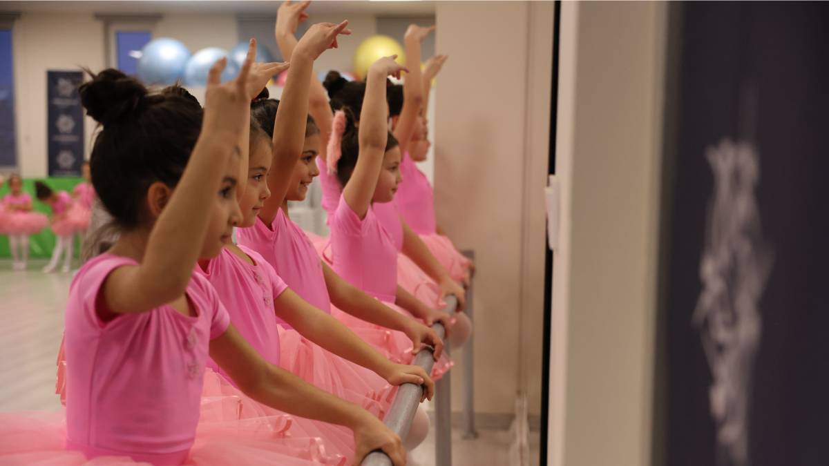 Aydınlı minikler Başkan Çerçioğlu’nun başlattığı etkinlikler ile bale öğreniyor