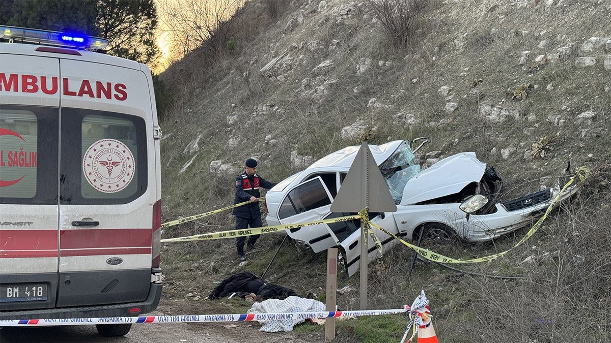 Balıkesir'de feci kaza! Yolcu minibüsü ile otomobil çarpıştı: 2 ölü, 18 yaralı