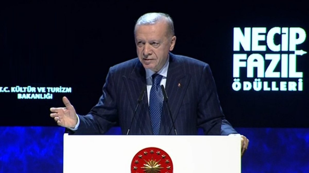 Erdoğan'dan Necip Fazıl'a övgü: Fikir ve sanat binamızın sert levhalarından biriydi