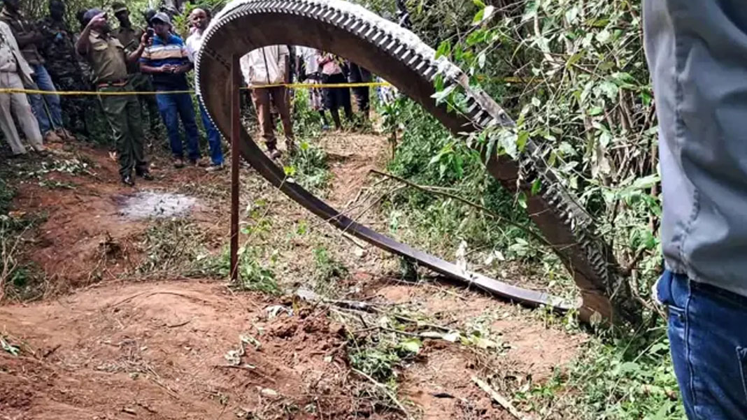 Kenya'ya gökyüzünden düşen 500 kiloluk cisim ülkeyi alarma geçirdi