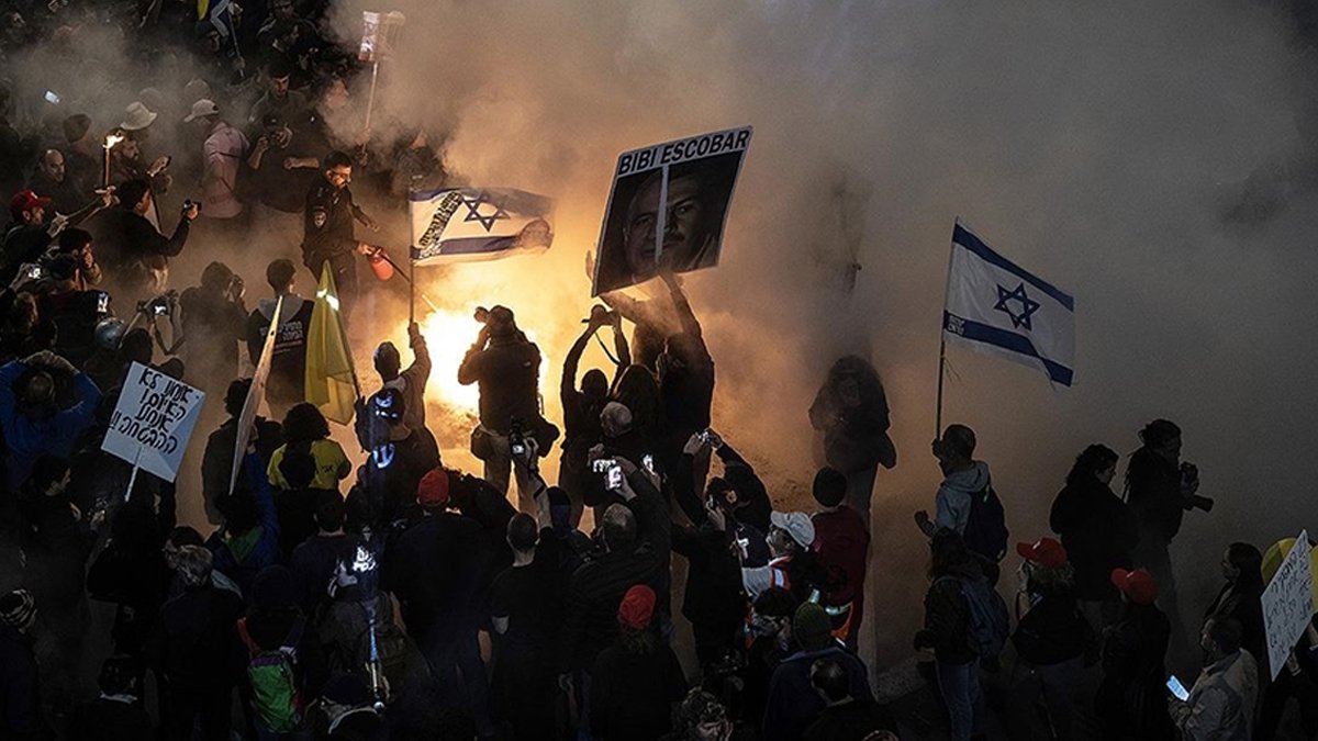 İsrailliler savaşın bitmesi için sokaklara döküldü: 'Hepimiz kanlı hükümetin esirleriyiz'