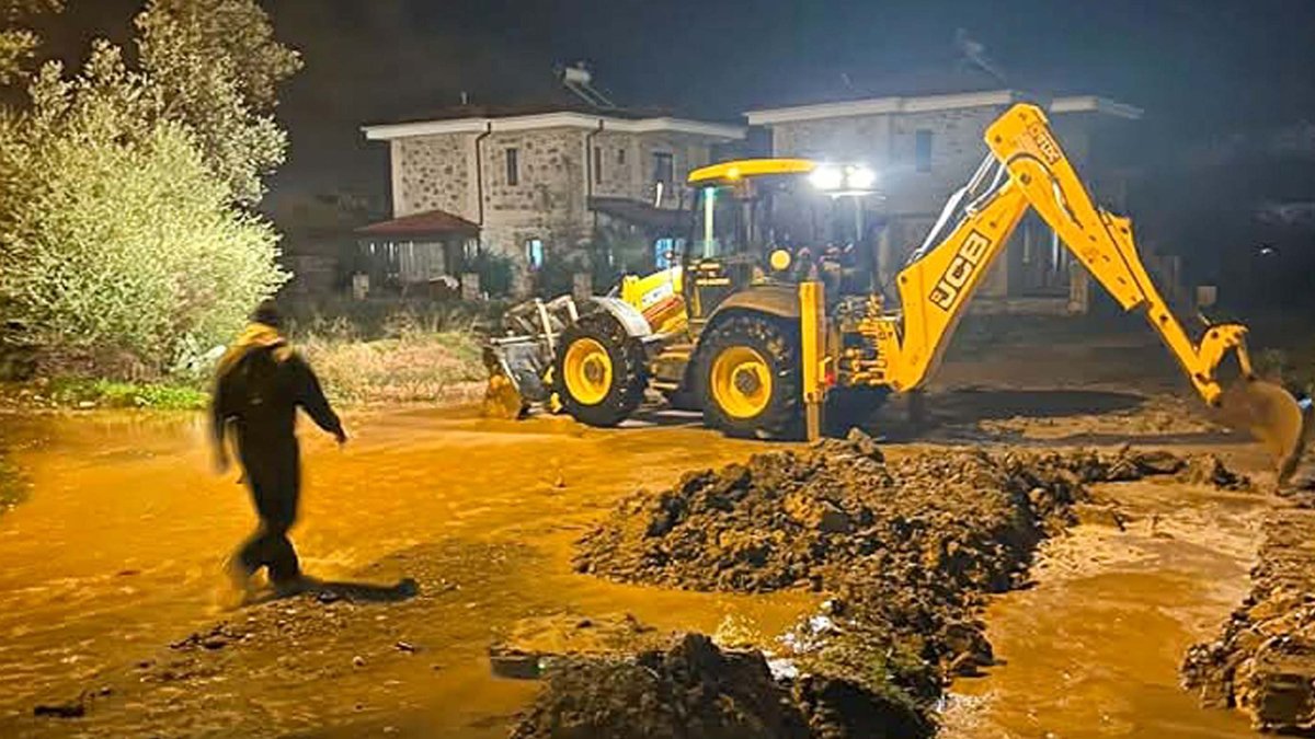 Datça'yı sağanak vurdu: 16 ev, 2 iş yeri sular içinde kaldı