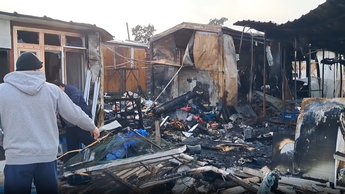 Depremzedelerin kaldığı 3 konteyner yandı: ‘Aylardır elektrik sıkıntısı çekiyoruz’