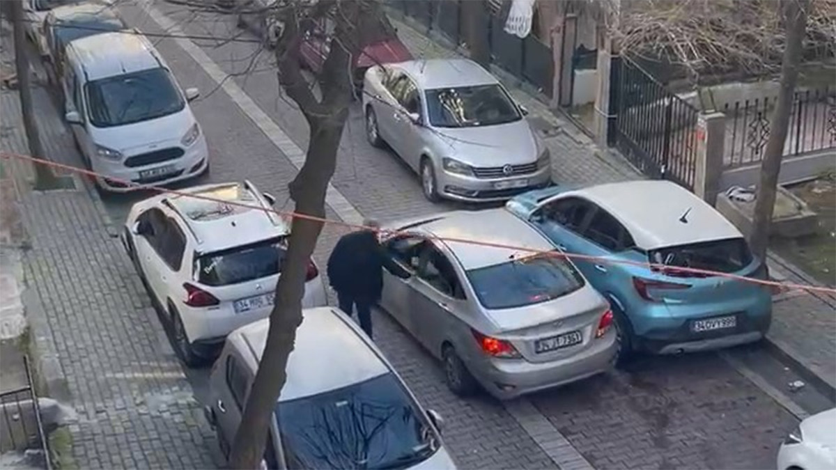 Avcılar'da 17 yaşındaki ehliyetsiz sürücü ortalığı birbirine kattı! 8 araca çarpıp kaçtı