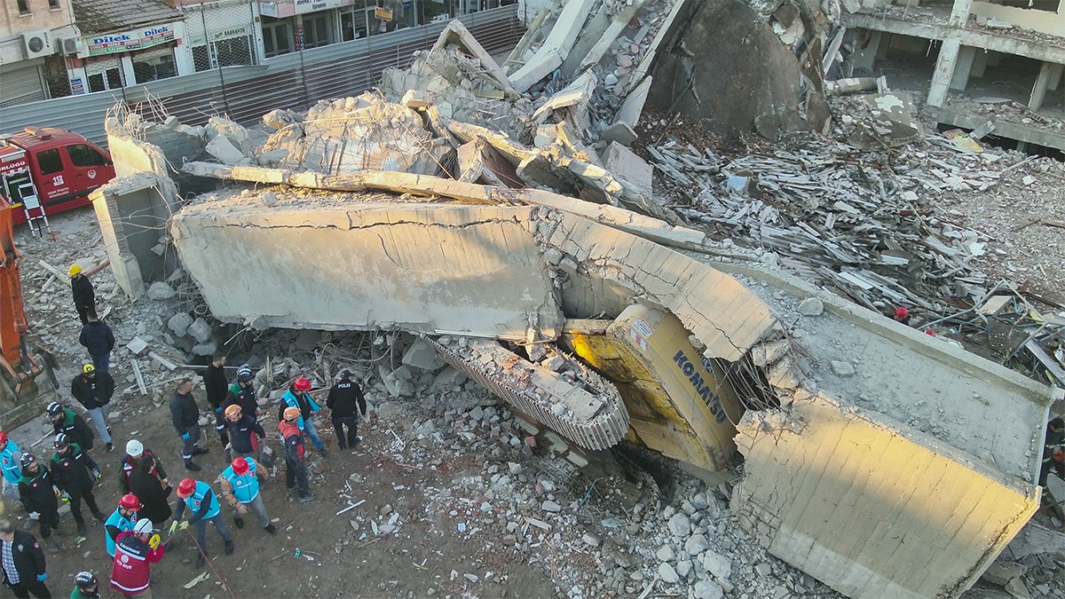 Uşak'ta bina yıkımında göçük! Enkaz altında kalan operatör hayatını kaybetti