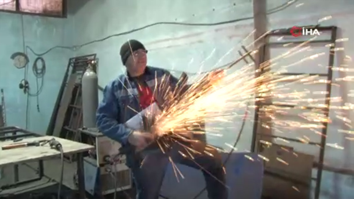 Müzisyen olmak istiyordu kaynakçı oldu... Geliştirdiği ilginç gitarla yaptığı ışık gösterisi dikkat çekiyor