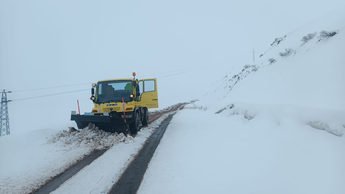 3 şehirde 77 yerleşim yerine ulaşım kapandı