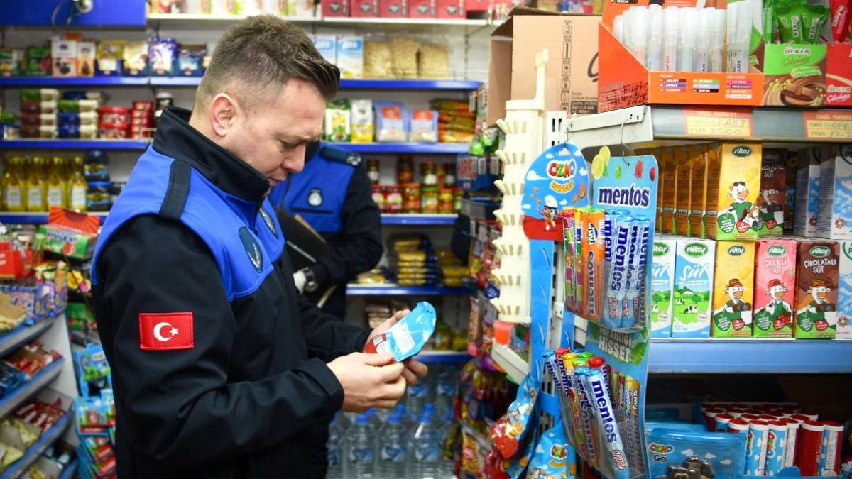 Zabıta ekipleri okul çevrelerinde bulunan bakkallarda denetim yaptı