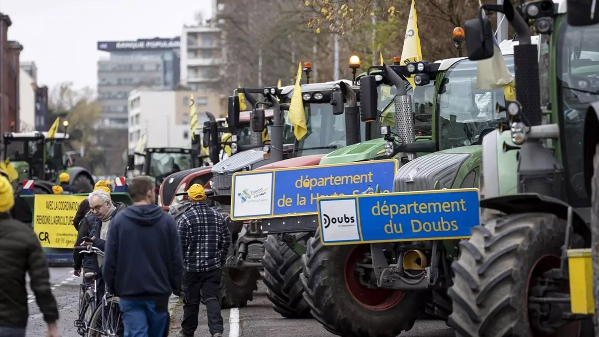 Fransa'da çiftçiler ayakta: Serbest ticaret anlaşmasına karşı trafiği kapattılar