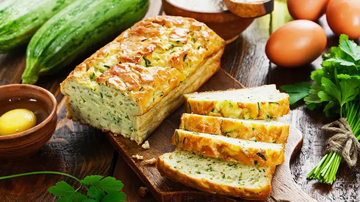 Misafirlikte yediğiniz lezzetli o kahvaltılık böyle yapılıyormuş! Peynirli ve cevizli yumuşacık tuzlu kek tarifi