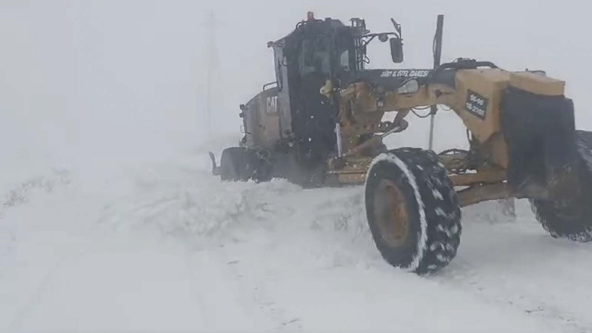 Siirt’te kar nedeniyle kapanan 32 köy yolu ulaşıma açıldı