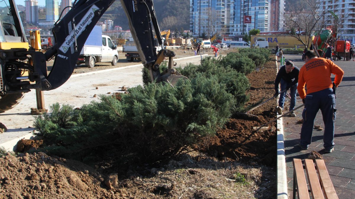 Doğupark’ta ağaçlandırma ve çiçeklendirme çalışması yapılıyor