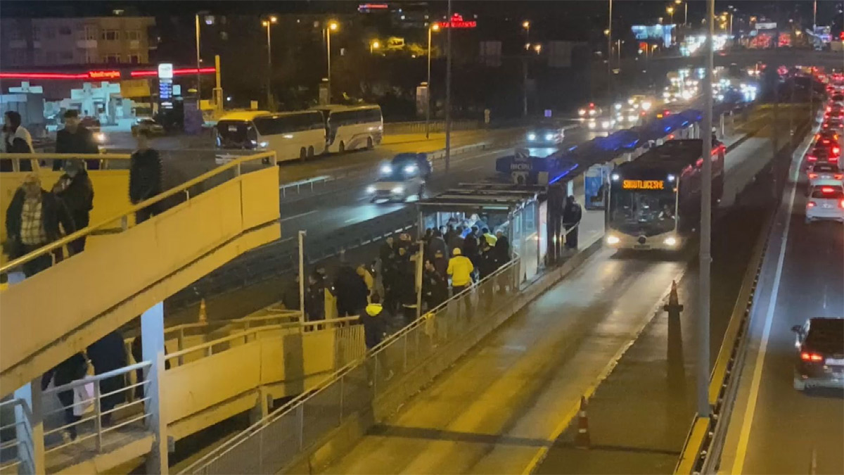 Metrobüste korku dolu anlar! Silahla ateş açtı