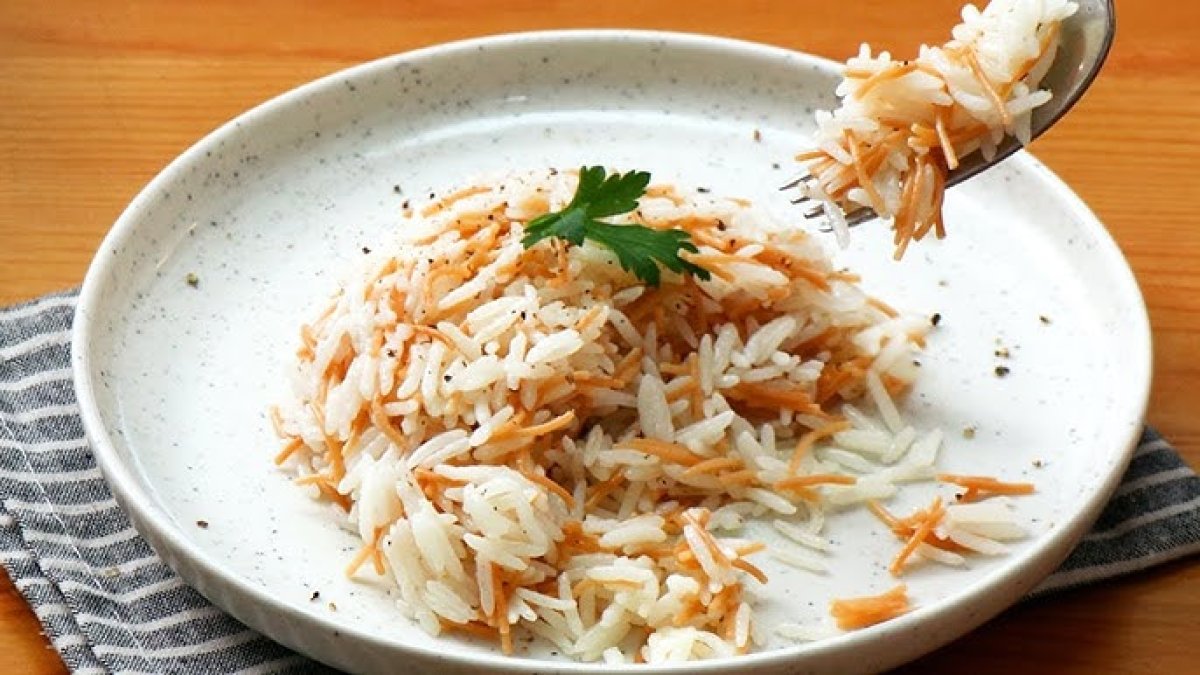 Pilavı bir de böyle deneyin! Hem çok kolay hem daha lezzetli: Ne yaparsanız yapın tane tane olacak