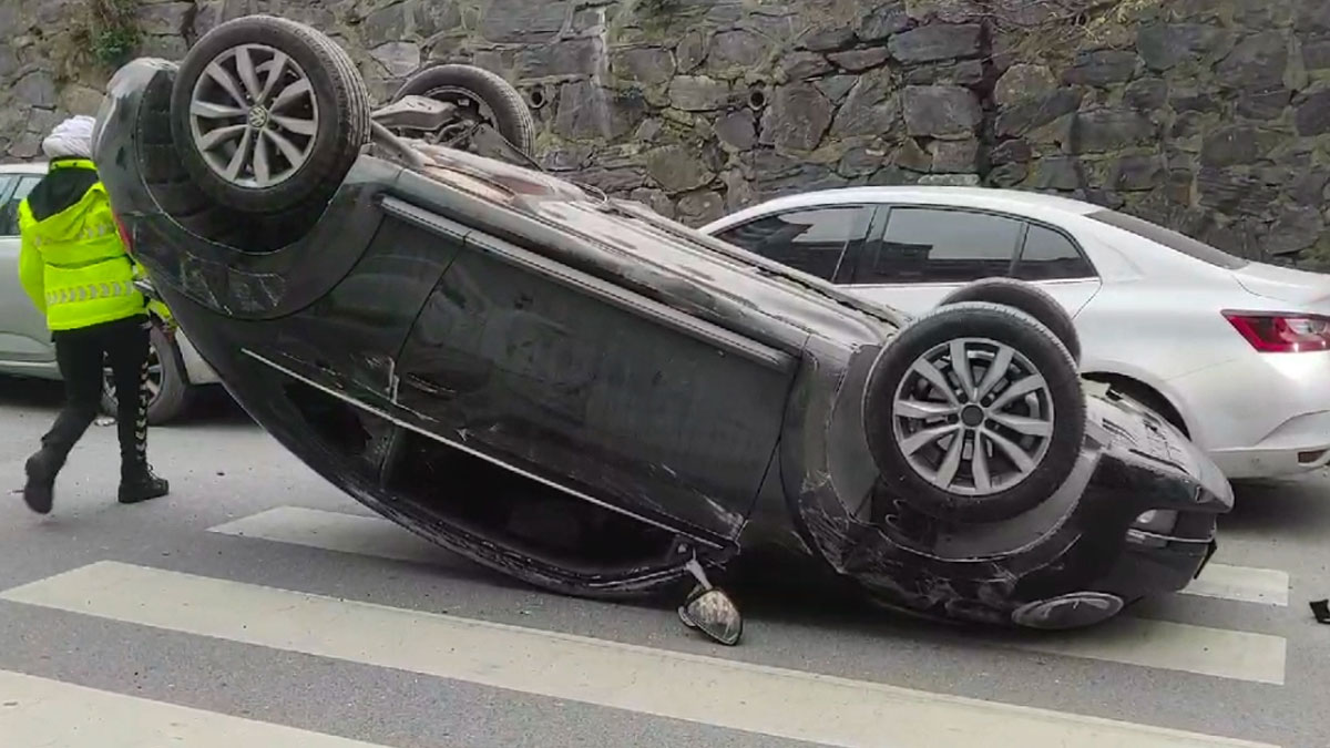 Kağıthane'de kaza: Park halindeki araçlara çarpan otomobil takla attı