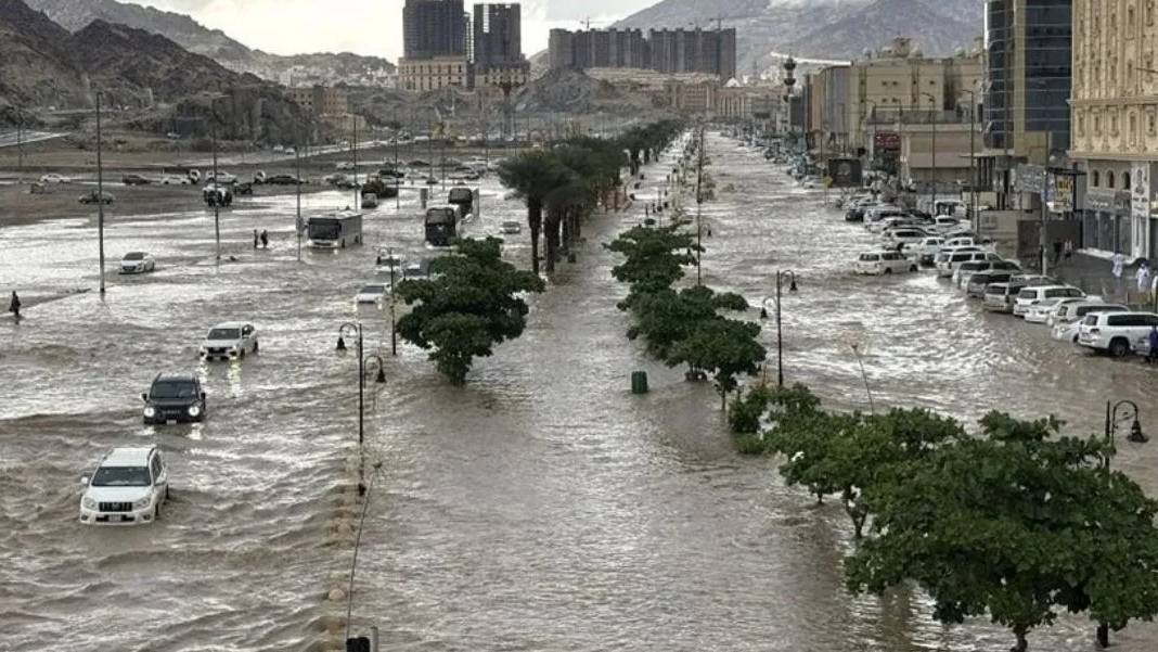 Mekke’de Yağış Rekoru... Sel, Sis Ve 'Su Hortumu' Suudi Arabistan’ı Vurdu