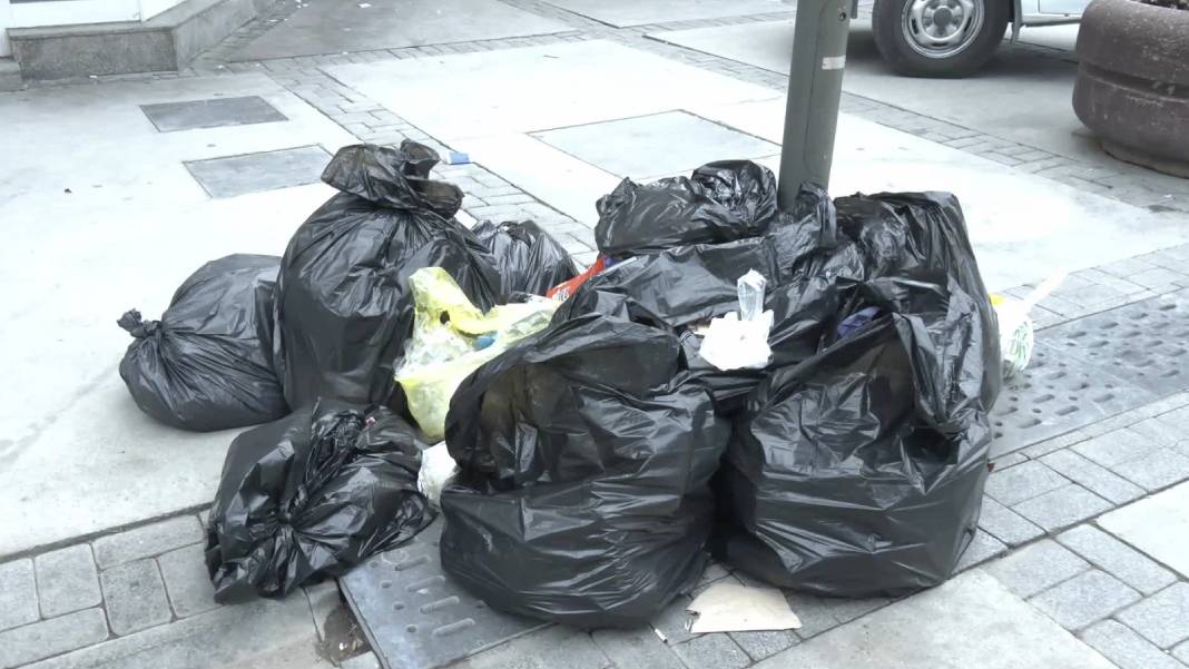 İzmir’de İş Bırakma Eylemi:  Çöp Yığınları Kordon’da Rahatsızlık Yarattı