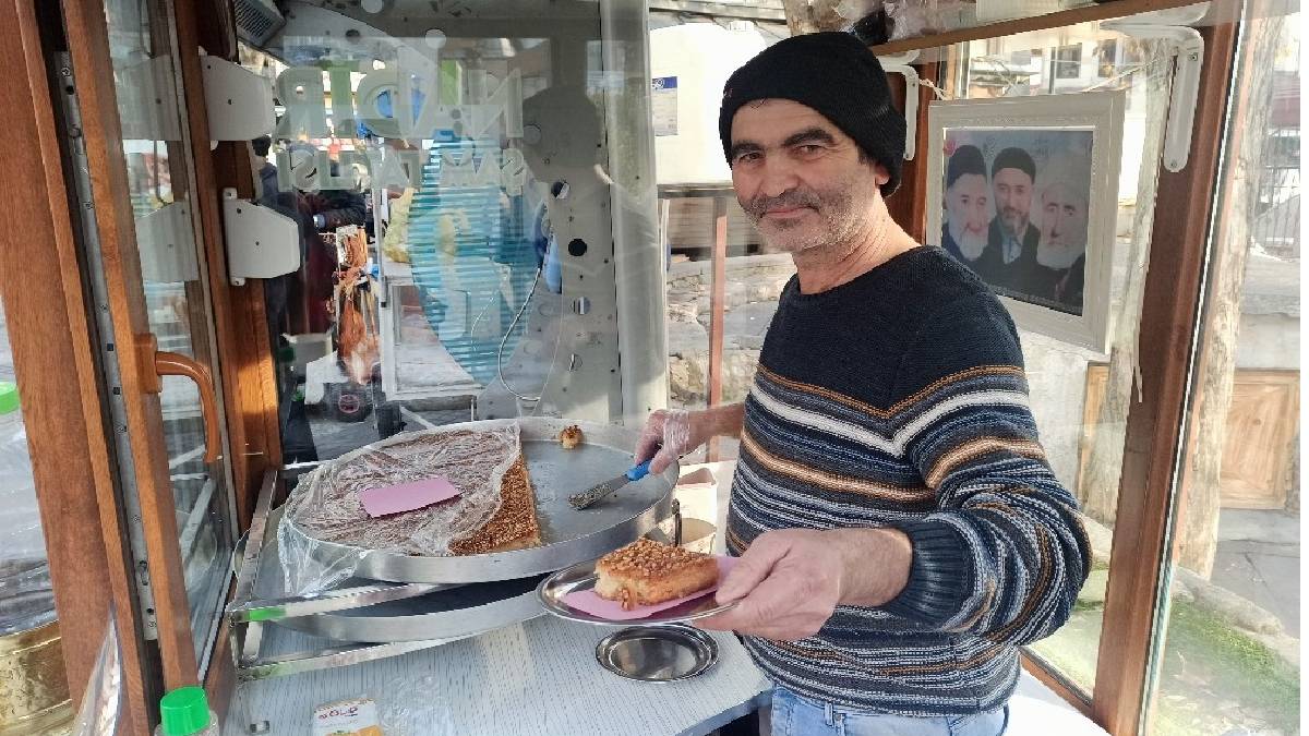 Baba mesleği dedi sahip çıktı, 38 yıldır aynı tarifle yapıyor! İçinde hiçbir katkı bulunmuyor, herkes önünde sıra oluyor