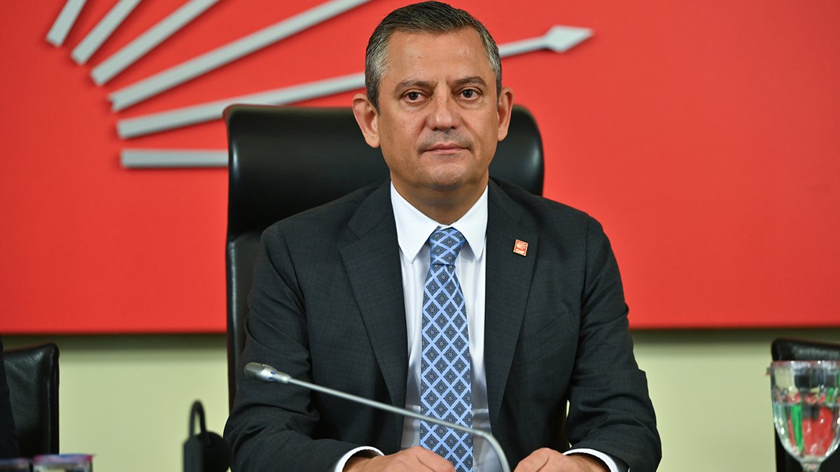 Özgür Özel saat 15.00'i işaret etti: Büyük bir sürpriz yapacağız