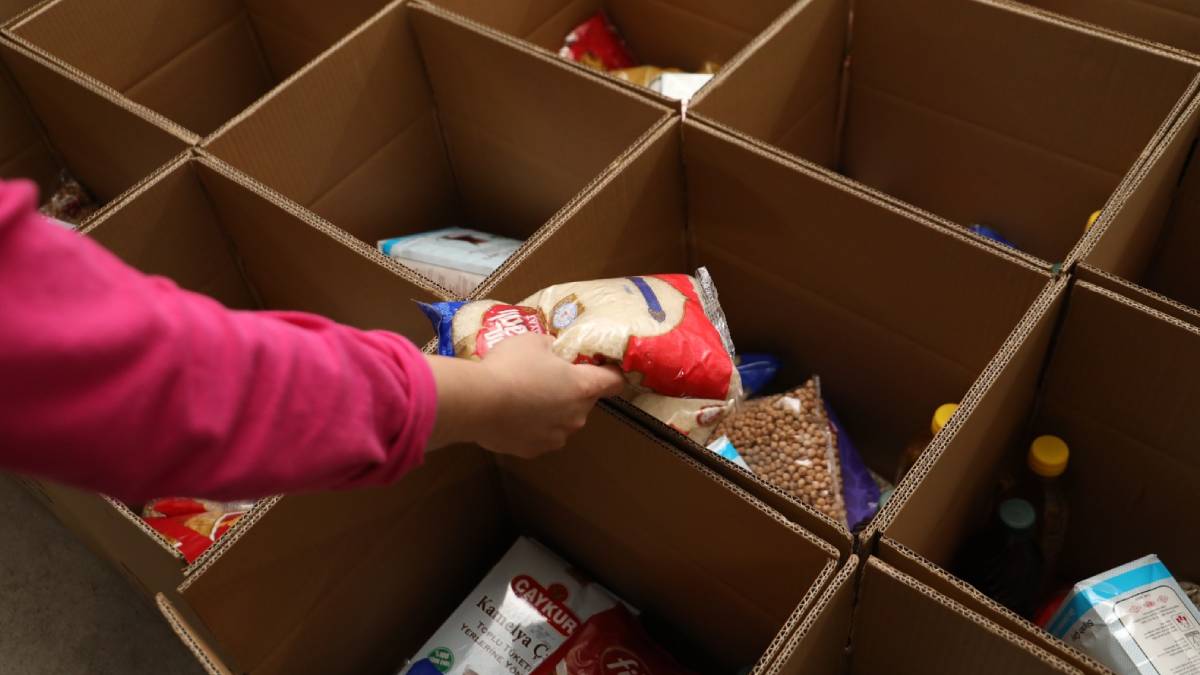 Burhaniye’de 2024’te de yardımlar hız kesmeden devam etti