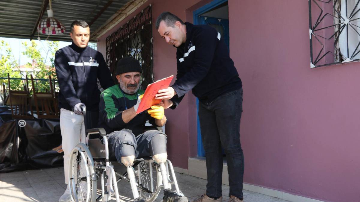 Bayraklı Belediyesinden engelli vatandaşlara tekerlekli sandalye