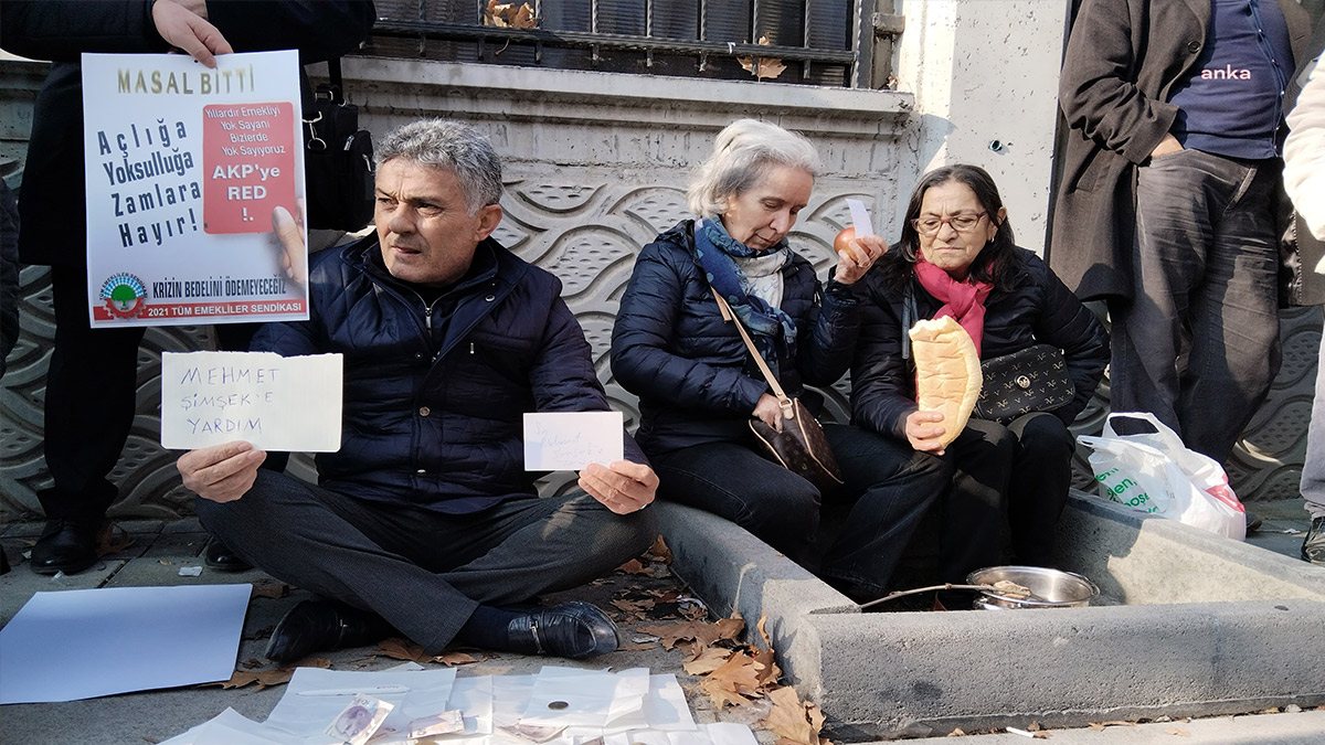 Emekliler TÜİK'i kuru soğan ve bayat ekmekle protesto etti
