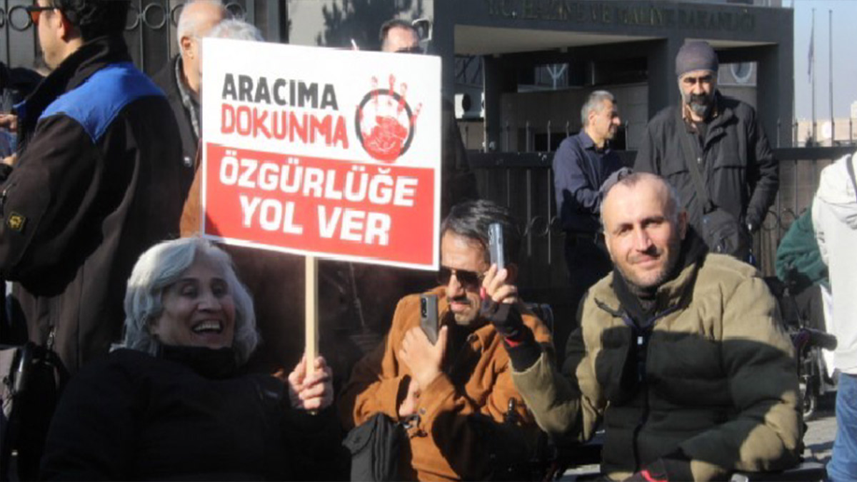 Engellilerden Hazine ve Maliye Bakanlığı önünde açıklama