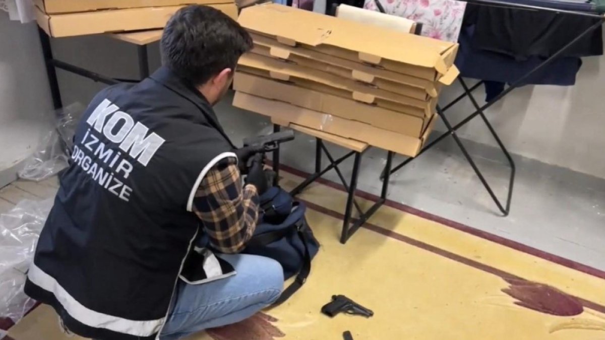 İzmir'de yasa dışı silah ticareti operasyonu: 15 gözaltı
