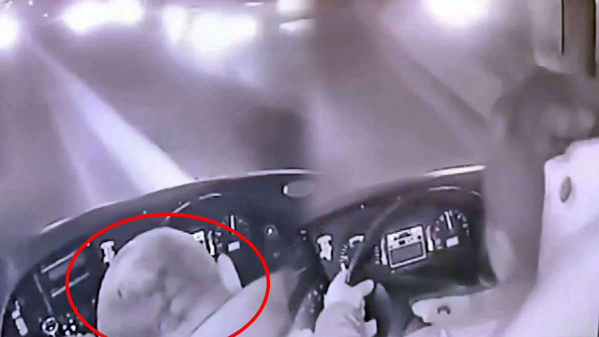 Otobüsün şoförü bayıldı: Yolcu direksiyona geçip faciayı önledi! Çarpıcı anlar kamerada