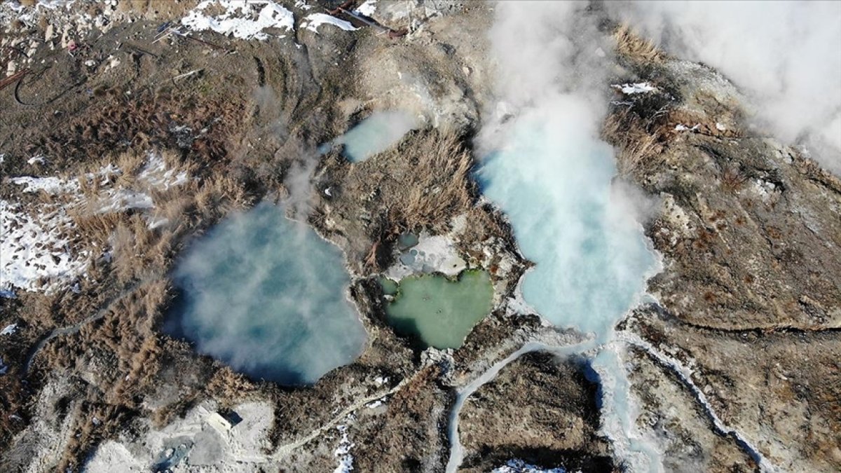 Karların içinde kaplıca keyfi! Eksi 15 derecede yüzüyorlar: Şifa arayan oraya gidiyor