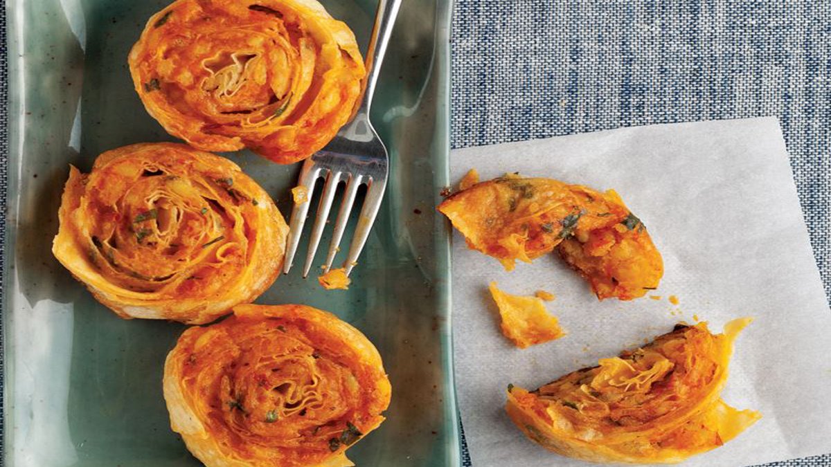 Buzlukta durdukça puf puf oluyor! Bu tarifi dolaptan eksik etmeyin: İşte patatesli rulo börek tarifi