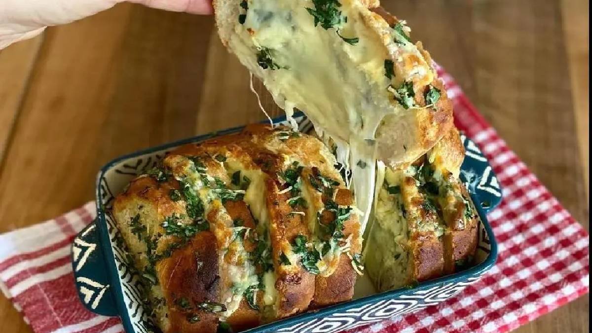 Fırından çıkar çıkmaz bitecek! Son zamanların viral lezzeti ‘Sarımsaklı Ekmek’ tarifi