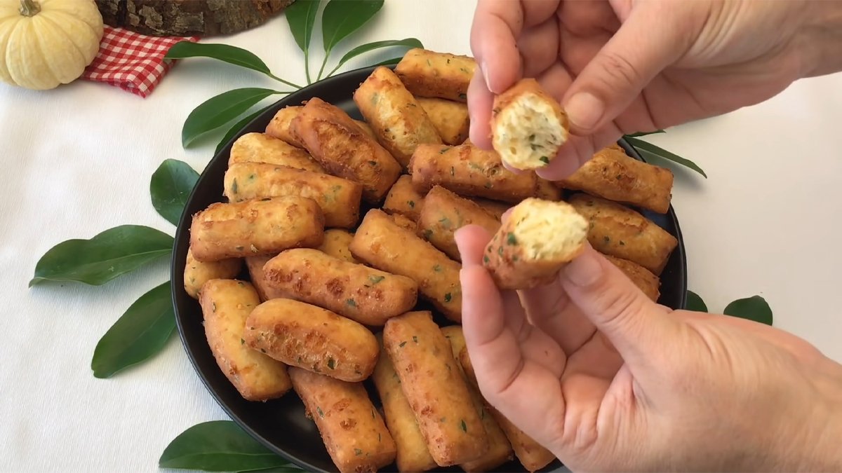 Bir oturuşta 10 tane yedirir! İşte peynirli ve otlu pişi... Yağ çekmiyor, poğaça gibi kabarıyor