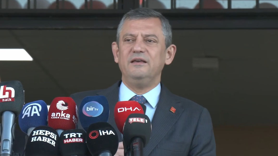 CHP lideri Özel'den gençlere çağrı: Enseyi karartmayın, valizleri zihninizde toplamayın