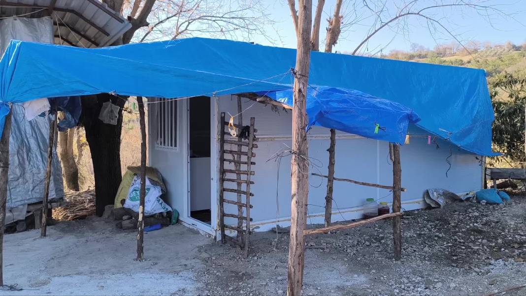 Osmaniyeli depremzededen çadır ve konteynır isyanı: Böcekler ve farelerle beraber yaşıyoruz