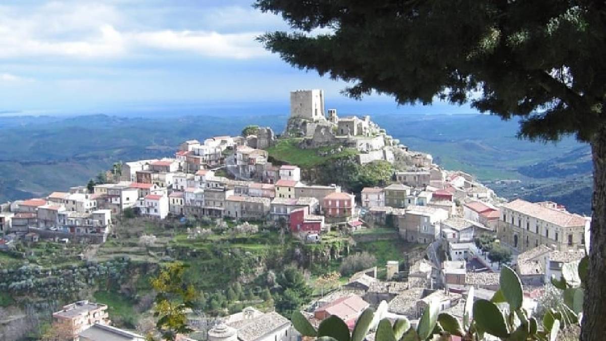 Bu köyde hasta olmak  yasaklandı! Herkes hasta oldum demeye korkacak!