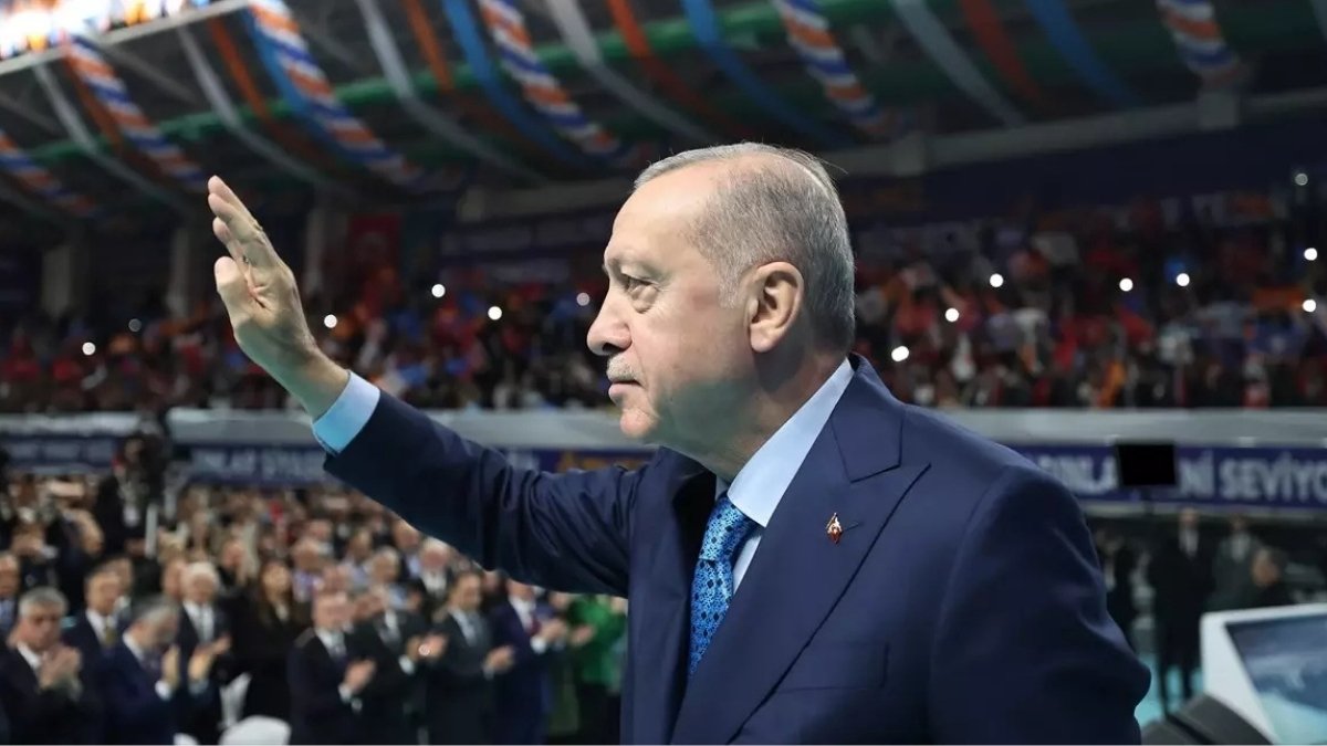 Memurlar fotoğraf çekip gitti... Erdoğan konuşmaya başladı, salon boşaldı