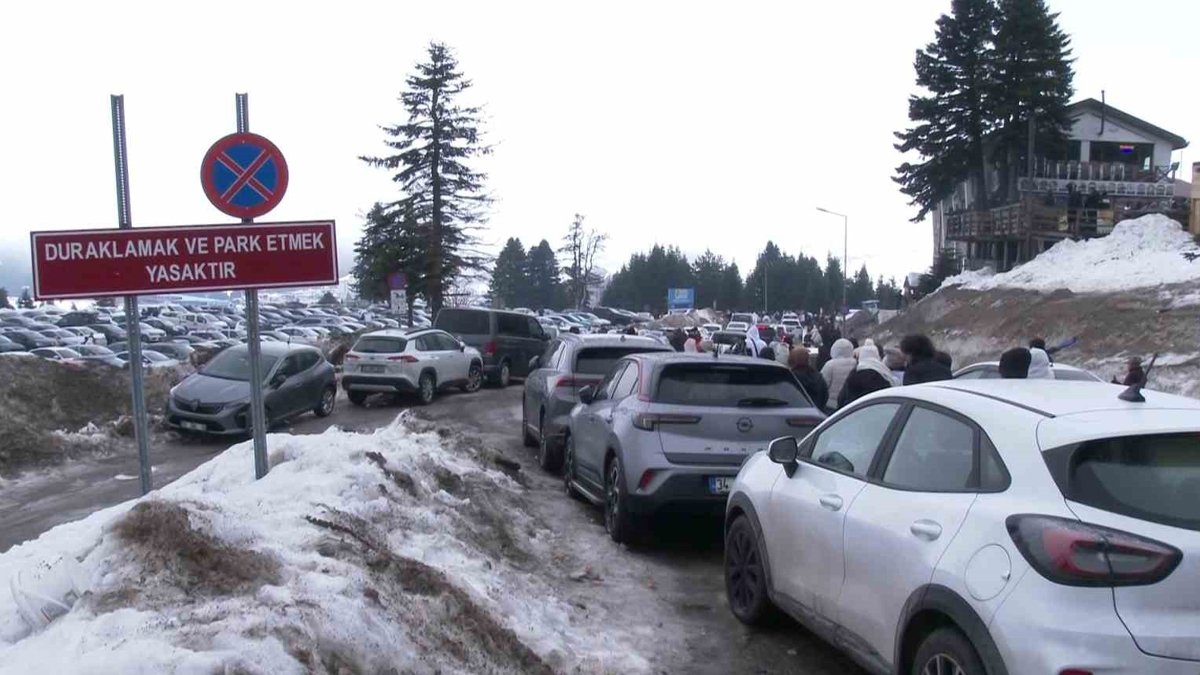 Uludağ'da tur otobüsleri yer bulamadı, tatilciler yaya kaldı