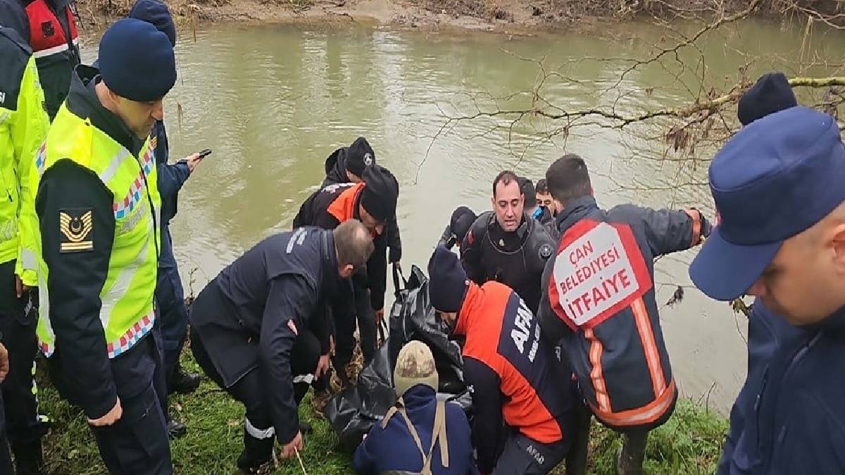 Çanakkale'de aşırı hız can aldı, otomobil çaya uçtu: Ölü ve yaralı var