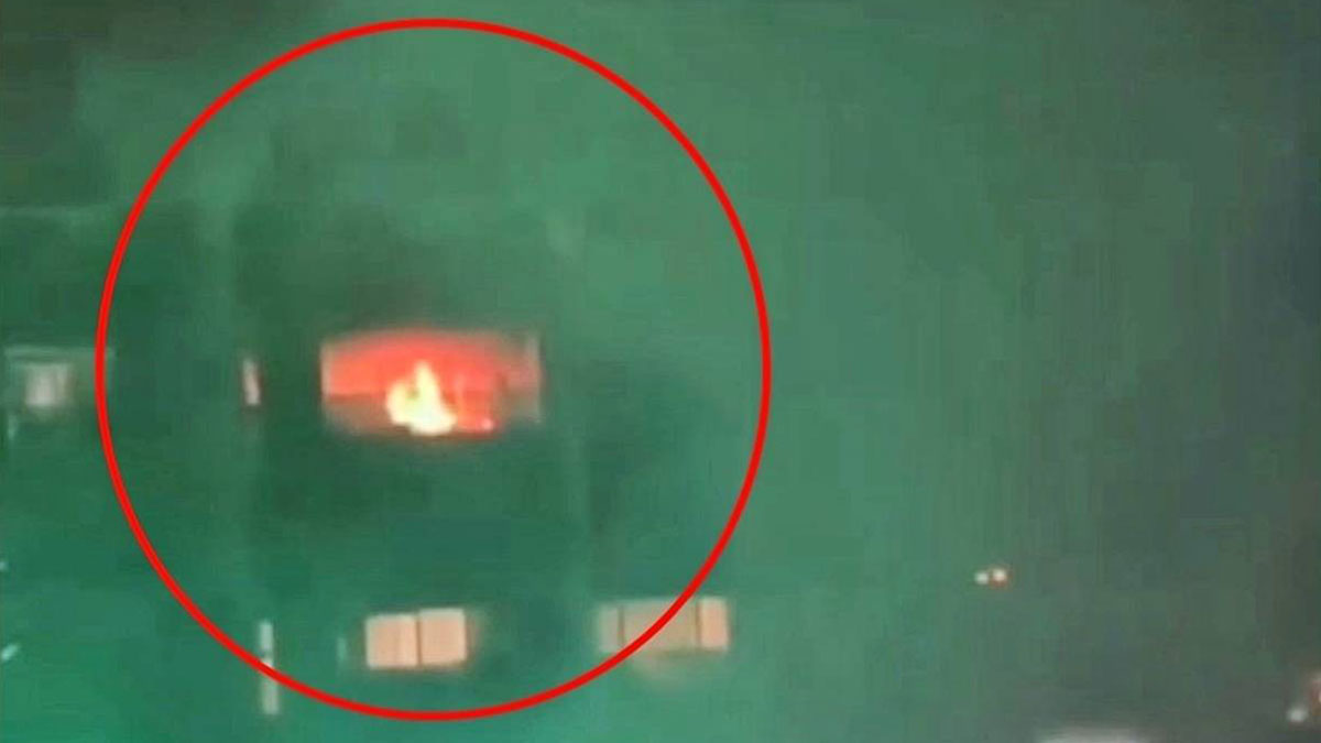 Birinin eğlencesi diğerinin kabusu oldu! Atılan havai fişekler evden içeri girerek yangın çıkardı