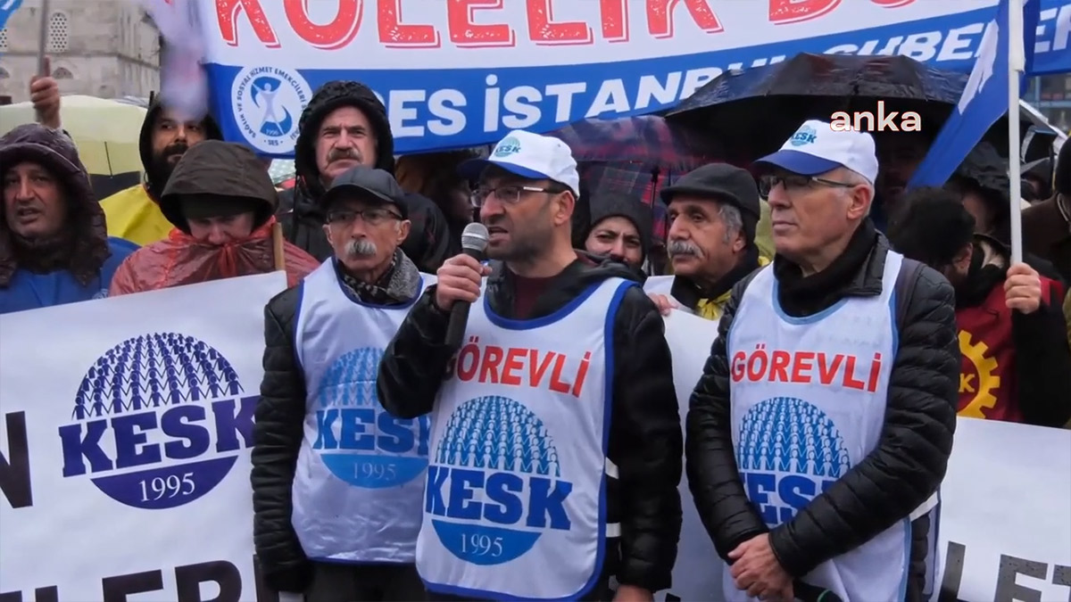 İş bırakan kamu emekçileri, soğuk yağmur demeden Sultanahmet’ten Beyazıt’a yürüdü