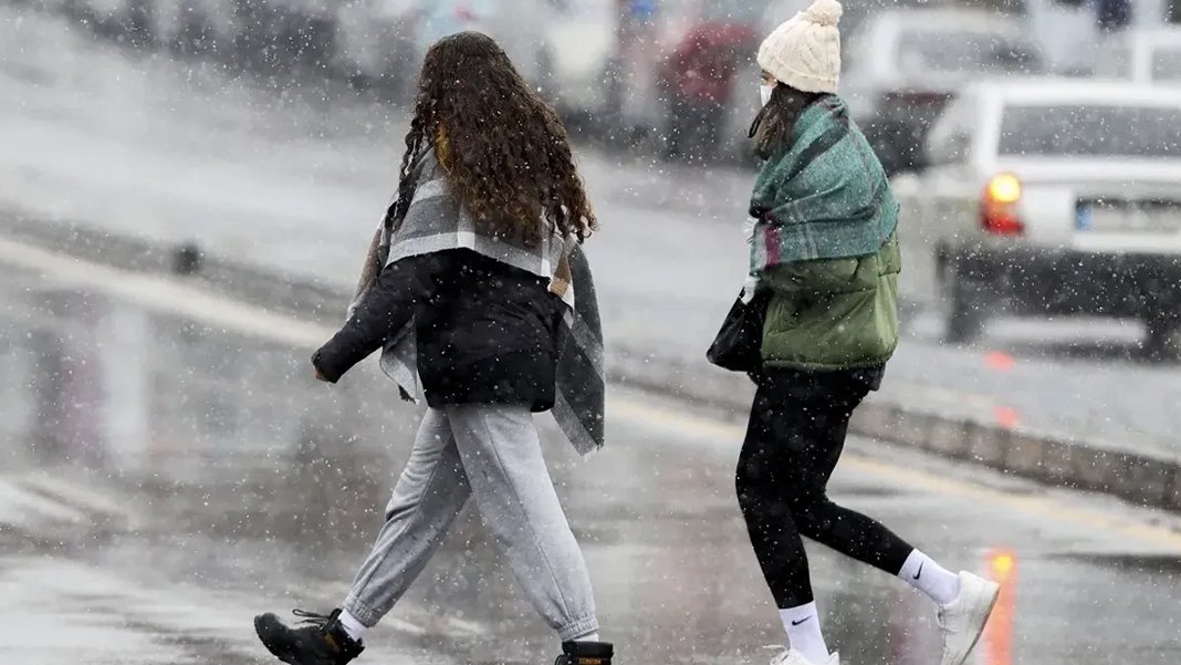 AKOM saat verdi: İzlanda kışı geldi