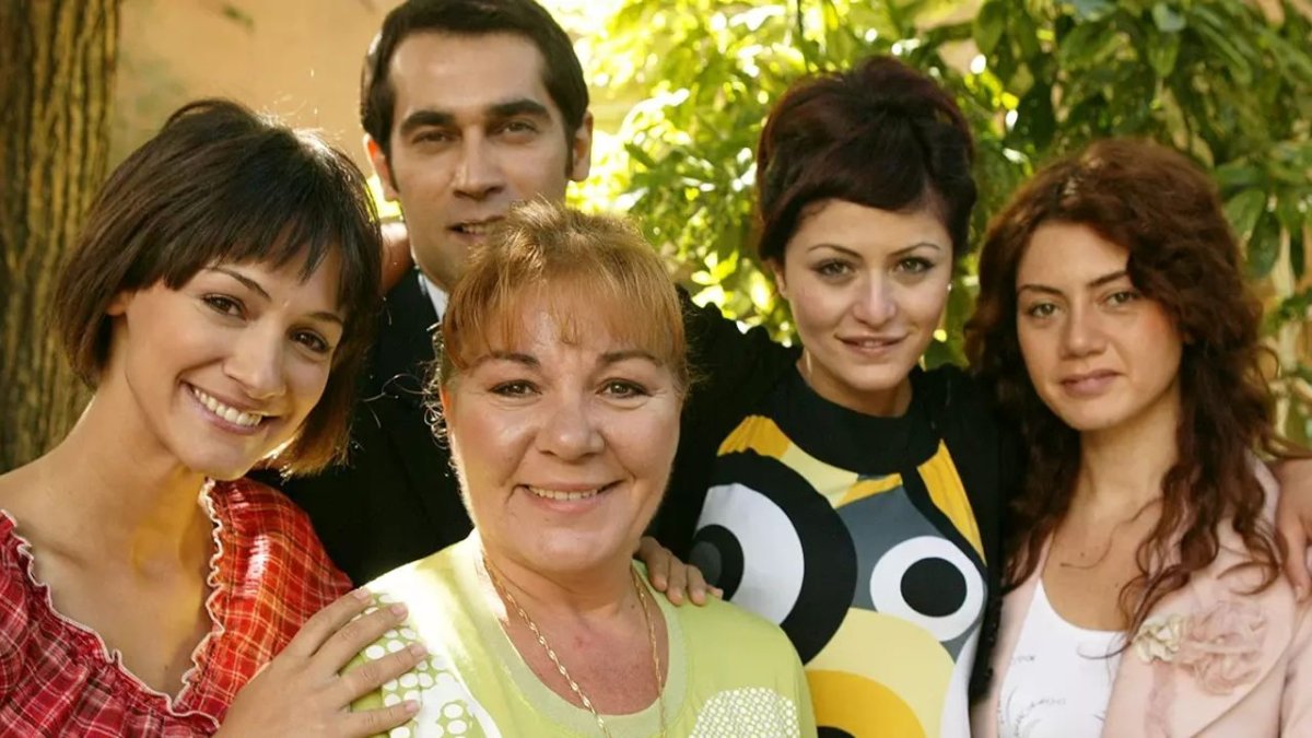 Yaprak Dökümü oyuncusundan acı haber! Sedef'in annesi rolündeydi: Oğlu vefat haberini duyurdu