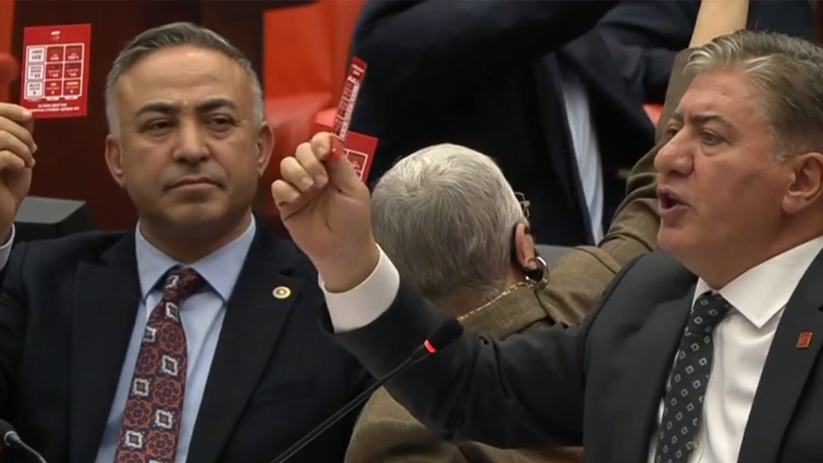 TBMM'de Beşiktaş protestosu... CHP'li vekiller 'kırmızı kart' gösterdi