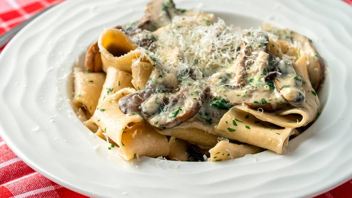 Dışarda 200 TL, evde 50 TL! 30 dakikada pişiyor her gelen tarifini soruyor! İşte kremalı makarna tarifi…