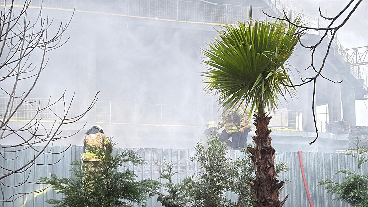 Beşiktaş'ta rezidans inşaatında korkutan yangın... İşçi konteynırı alev aldı