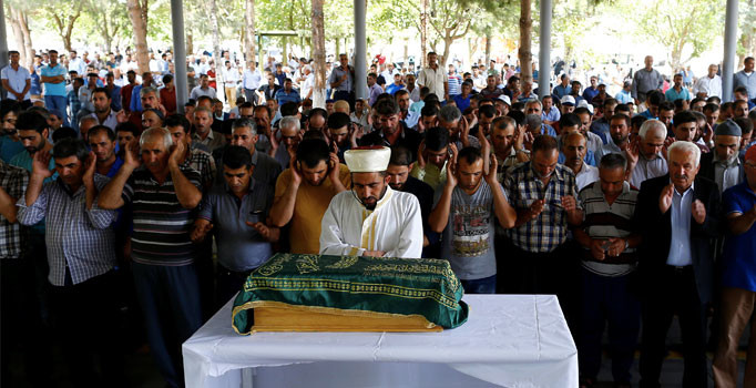 Gaziantep'teki hain saldırıda hayatını kaybeden 37 kişi toprağa verildi